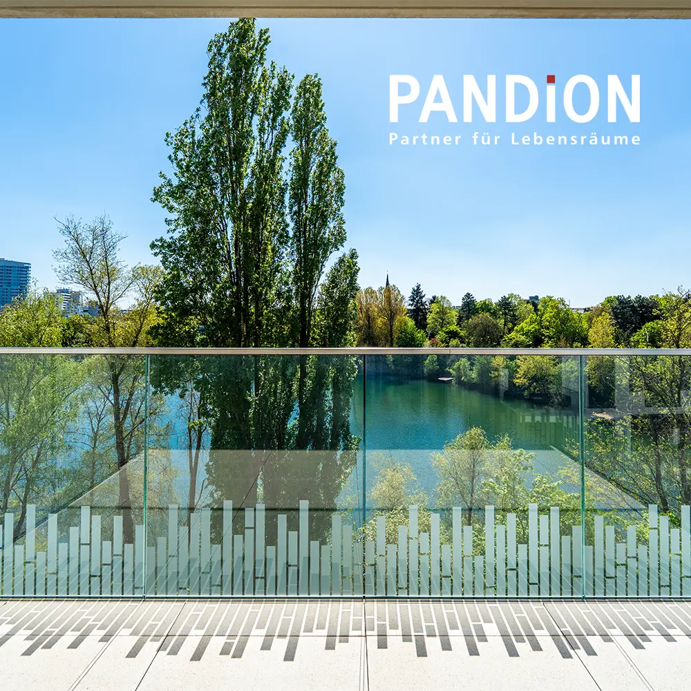 Blick von einem Balkon auf den Albertussee in Düsseldorf, umgeben von üppigem Grün und Bäumen, mit moderner Glaskonstruktion und stilvollem Geländer. In der rechten oberen Ecke ist das Logo der PANDION GmbH.